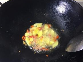 锅里放油烧热，加入米椒和姜片爆出香味。
