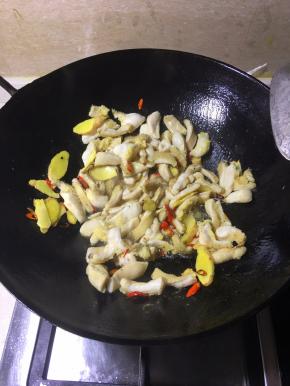 倒入牛肚翻炒，直到把牛肚的水份炒干。