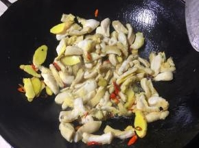 倒入牛肚翻炒，直到把牛肚的水份炒干。
