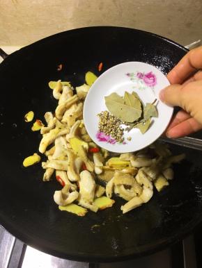 加入胡椒碎，香叶，盐，生抽，老抽，蚝油继续翻炒。