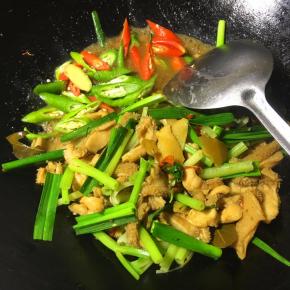 辣椒也倒入，加少许盐在辣椒上翻炒匀。（如果牛肚的味够也可不加）