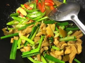辣椒也倒入，加少许盐在辣椒上翻炒匀。（如果牛肚的味够也可不加）