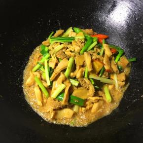 然后一起混合翻炒，倒入用生粉和清水调成的芡汁。炒匀后盛盘，色泽油润美观、香气浓郁诱人即可食用。