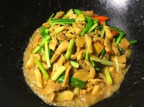 然后一起混合翻炒，倒入用生粉和清水调成的芡汁。炒匀后盛盘，色泽油润美观、香气浓郁诱人即可食用。