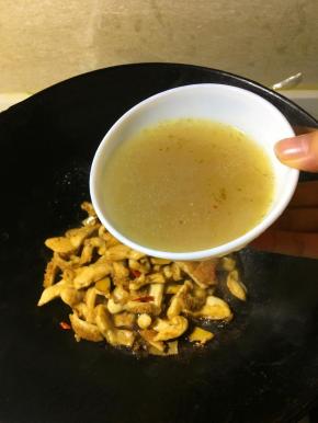 然后加入两大碗的牛骨高汤，盖上盖子焖煮一小时。（或者是用高压锅压20分钟，如果是用高压锅就放一碗高汤就行）