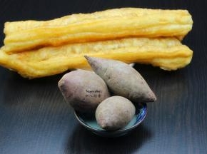 准备食材：油条、紫薯、炼奶；PS：炼奶在冰箱没拿出来拍照。