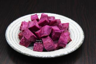 紫薯去皮，洗净，切块；