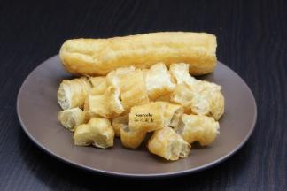 油条用厨房剪刀剪成段；