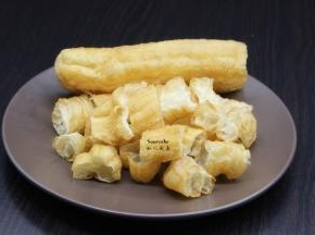 油条用厨房剪刀剪成段；