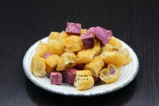 把油条段、紫薯块，均匀放入盘子中；