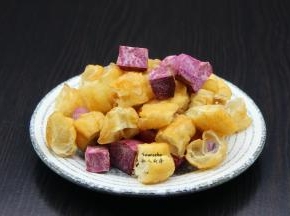 把油条段、紫薯块，均匀放入盘子中；