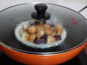 盖上盖子蒸熟即可；