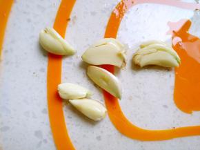 蒜头用刀背拍一下，去皮