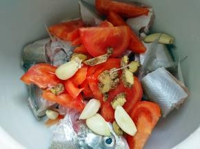 将生姜和蒜头都放入砂锅