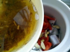 倒入适量葱油