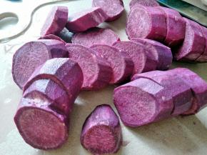 紫薯洗净削皮，切块。