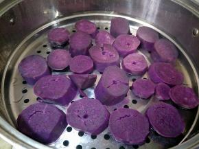 上锅蒸20分钟左右，筷子轻松戳孔。