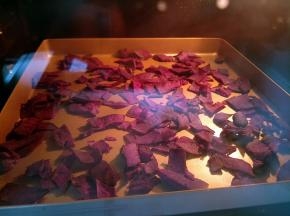 烤箱，90度，1-1.5小时或更久。取决于切片的薄厚和数量，中途记得翻一翻。