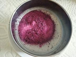 用细的网筛筛出粉末。剩余的大块可继续研磨。