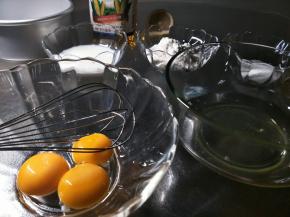 分蛋到干净无油无水盆中。