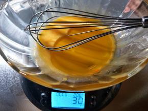 蛋黄打散，加入玉米油充分搅匀。