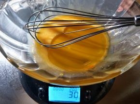蛋黄打散，加入玉米油充分搅匀。