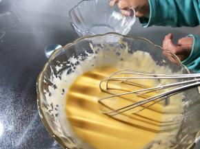 倒入牛奶，充分乳化。