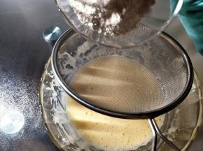 筛入低筋面粉