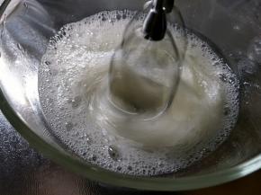 打到出现大泡泡，倒入1/3糖