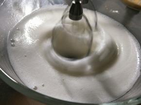 小泡沫，加入剩余的1/2糖