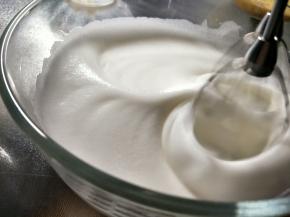 出现纹路加入最后剩余的糖。