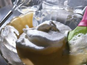 取1/3蛋白和蛋黄糊翻拌混合。