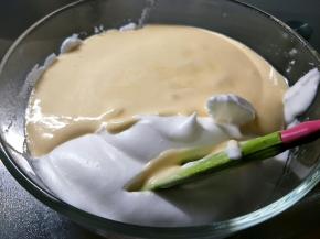 再取一部分和蛋黄糊翻拌均匀，倒入蛋白盆和剩余的蛋白混合翻拌均匀。