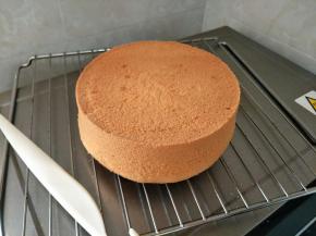 出炉轻震一下热气。倒扣晾凉，可以用脱模刀辅助脱模。