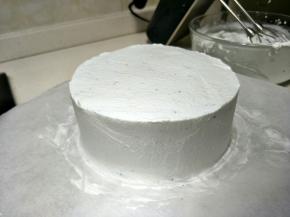 蛋糕分俩片或三片，
奶油200克加10-15克糖粉。打发。
俩片之间加入奶油和水果。
再进行抹面。