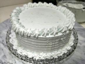 不会裱花，就挤些小花点缀。