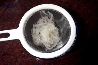 挑去羽毛，将其撕开。