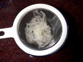 挑去羽毛，将其撕开。