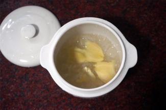 将燕窝放入炖盅，加入150克纯净水，2片姜片。