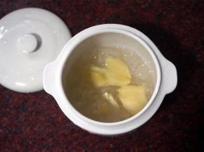 将燕窝放入炖盅，加入150克纯净水，2片姜片。