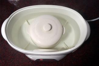 放入电炖锅，注入热水。