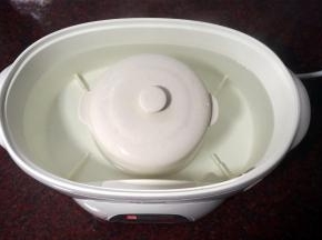 放入电炖锅，注入热水。
