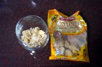 将石蜂糖弄碎，放入红酒杯。