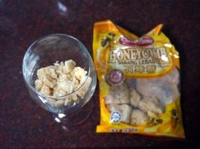 将石蜂糖弄碎，放入红酒杯。