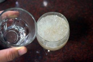 再倒入半杯沸水，液面刚好能泡过燕窝即可。