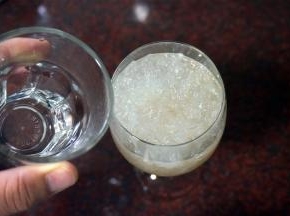 再倒入半杯沸水，液面刚好能泡过燕窝即可。