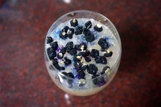 放入适量的黑枸杞。