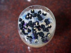 放入适量的黑枸杞。