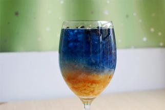 黑枸杞遇水会释放出花青素，蓝蓝的，慢慢往下渗透，形成星空景象。吃的时候将燕窝，黑枸杞，石蜂糖拌均匀即可。