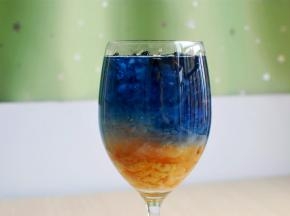 黑枸杞遇水会释放出花青素，蓝蓝的，慢慢往下渗透，形成星空景象。吃的时候将燕窝，黑枸杞，石蜂糖拌均匀即可。